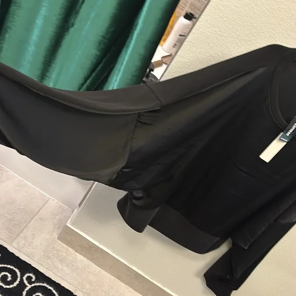 NWT Silky front long sleeve batwing top - Picture 2 of 4